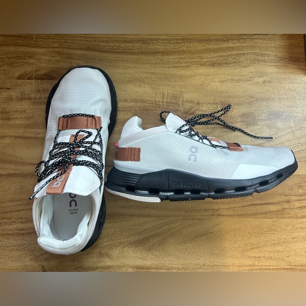 Women’s On Cloudnova size 9.5.